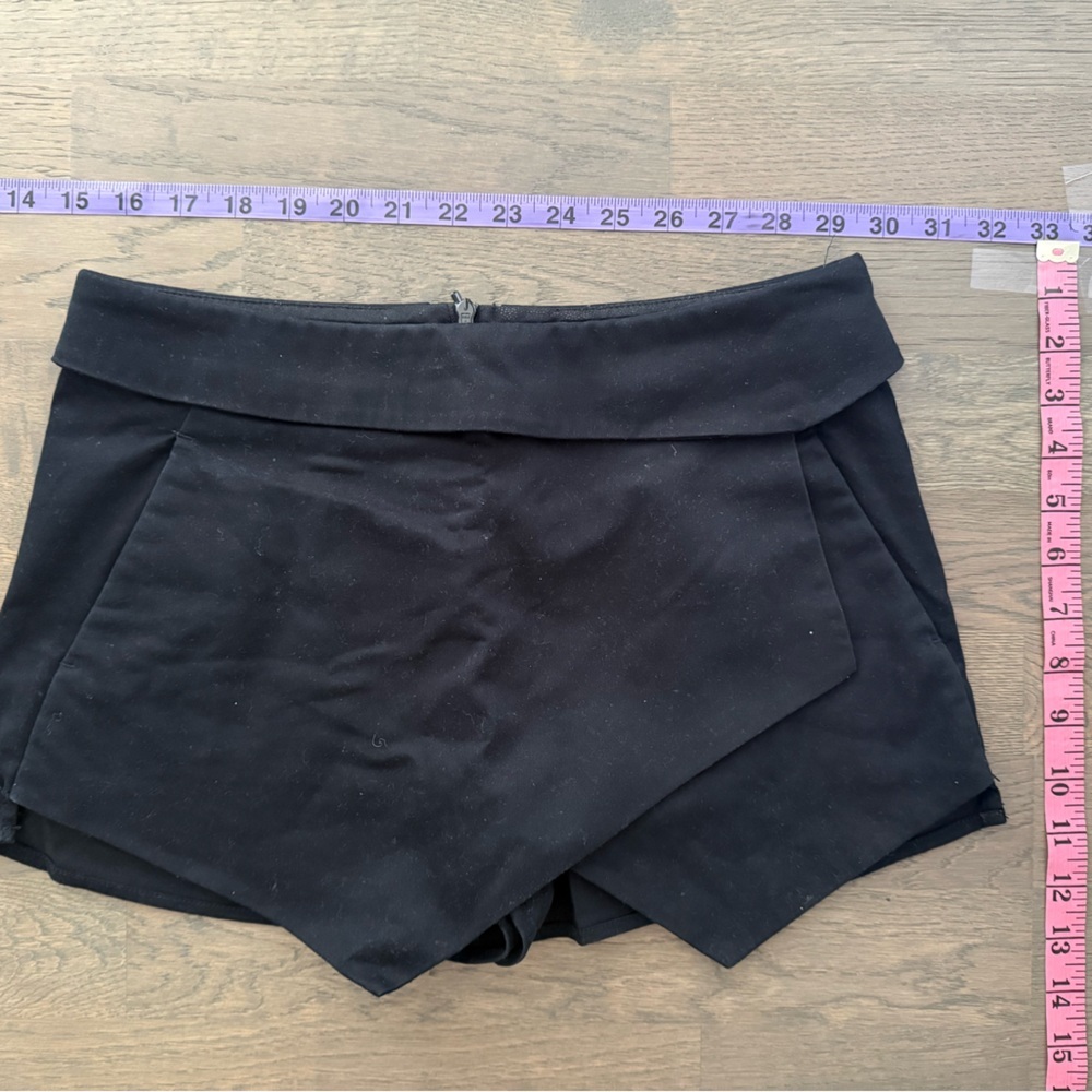 Aritzia Women's Black Shorts/Skort - Picture 2 of 4